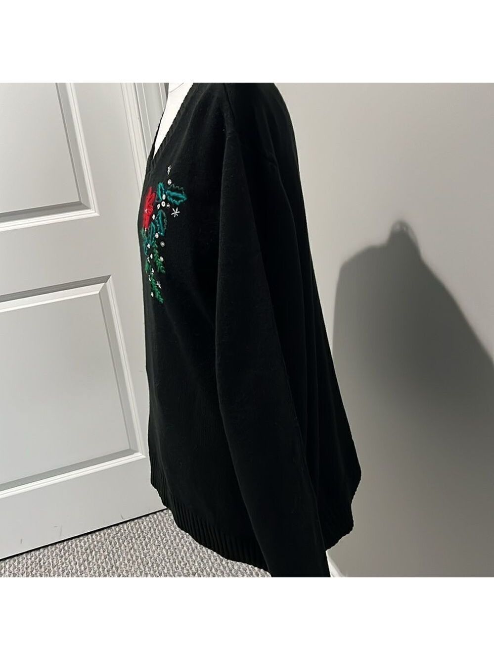 CHRISTMAS sweater with embroidered poinsettias.  Plus size XXL (20) - Picture 2 of 10